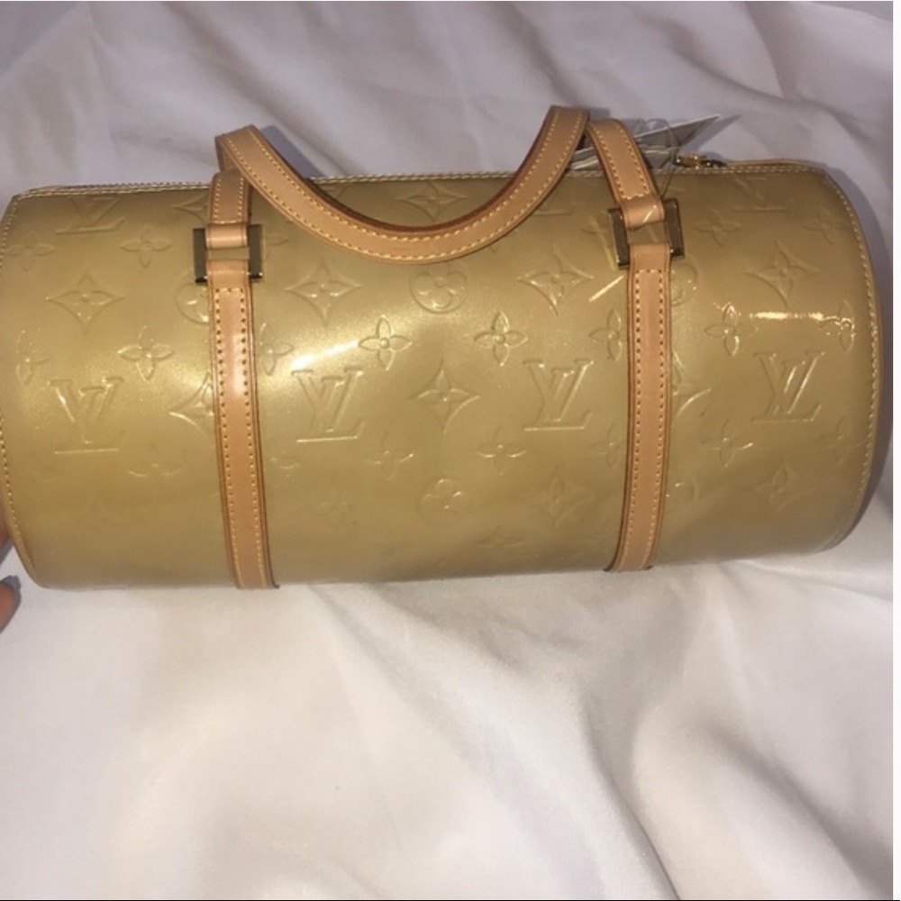 Louis Vuitton Vernis Barrel bag w/ LV logo.